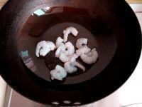 蒜苗炒虾仁的做法步骤2