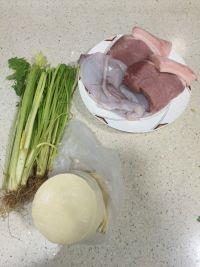 鱿鱼鲜肉芹菜汤饺的做法步骤1