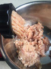 鱿鱼鲜肉芹菜汤饺的做法步骤2